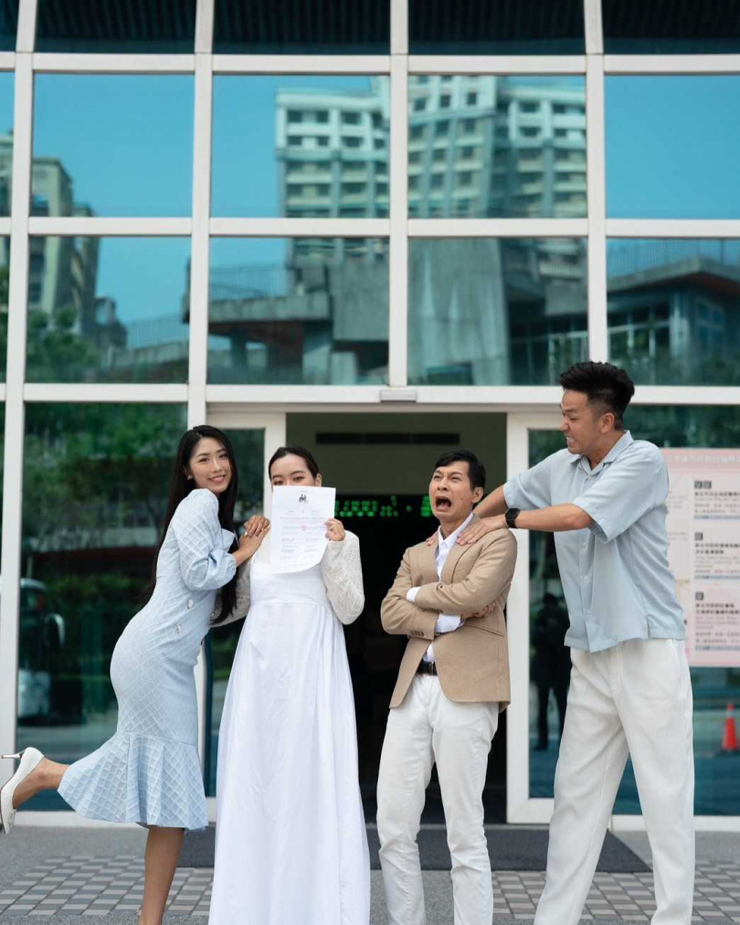 逸祥（右二）感謝好友香蕉（右）夫妻當證婚人。（圖／逸祥臉書）