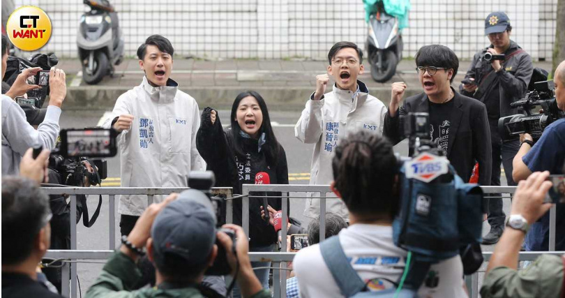 警方在北院前架起鐵拒馬,阻擋藍營政治人物到北院前,但似乎並未限制一般民眾進入北院,立委徐巧芯也尋路進入北院前,聲援黃呂錦茹(圖/趙世勳攝)