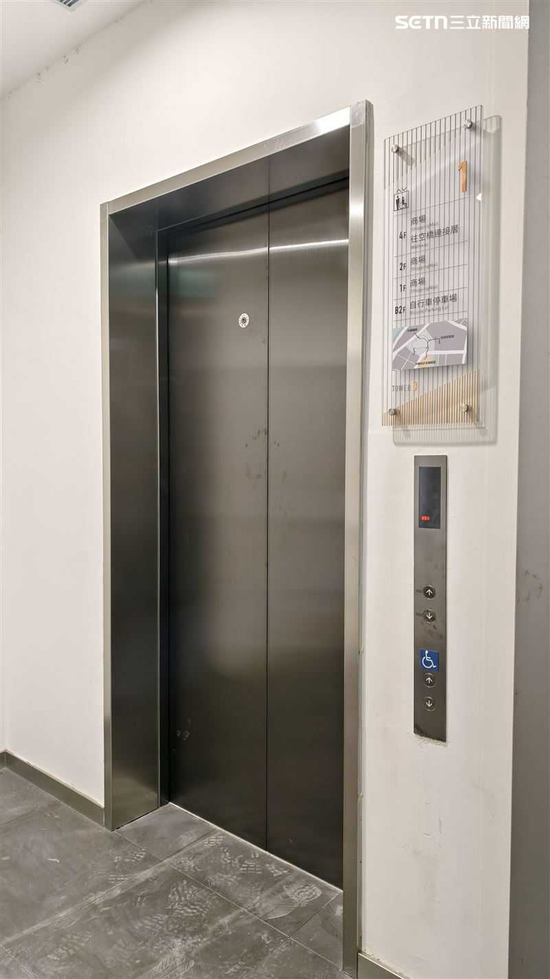 南港LaLaport昨晚發生電梯停電。(圖/翻攝畫面)
