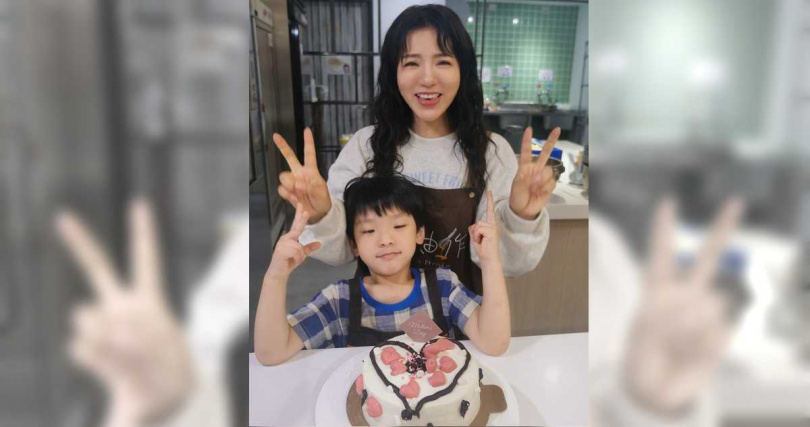 丁噹首次做蛋糕，光是認材料就認了老半天。（圖／相信音樂提供）