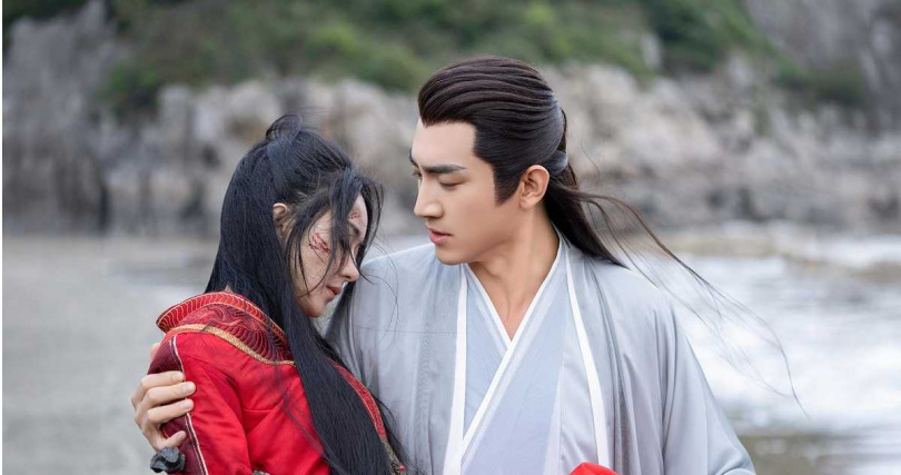 林更新抱起趙麗穎,男友力爆棚。(圖/中天提供)