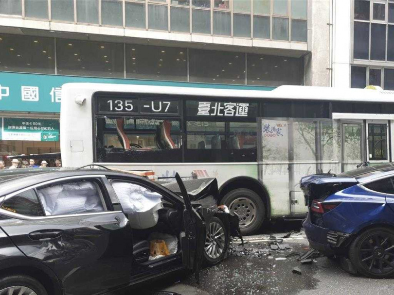 重慶南路發生連環擦撞車禍，共8人受傷無人受困。（圖／翻攝照片）