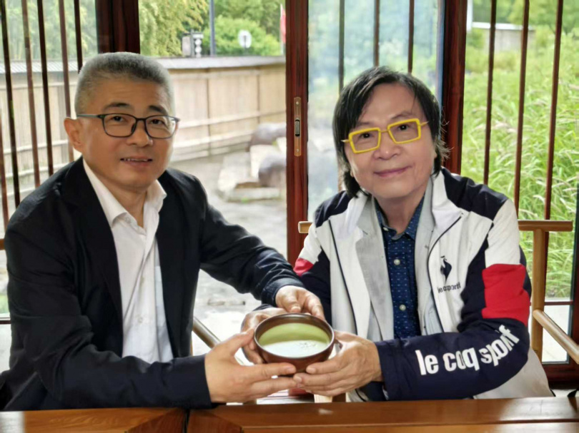 作者與杭州市餘杭區茶文化研究會沈昱會長品賞抹茶機的抹茶。（圖╱吳德亮攝）