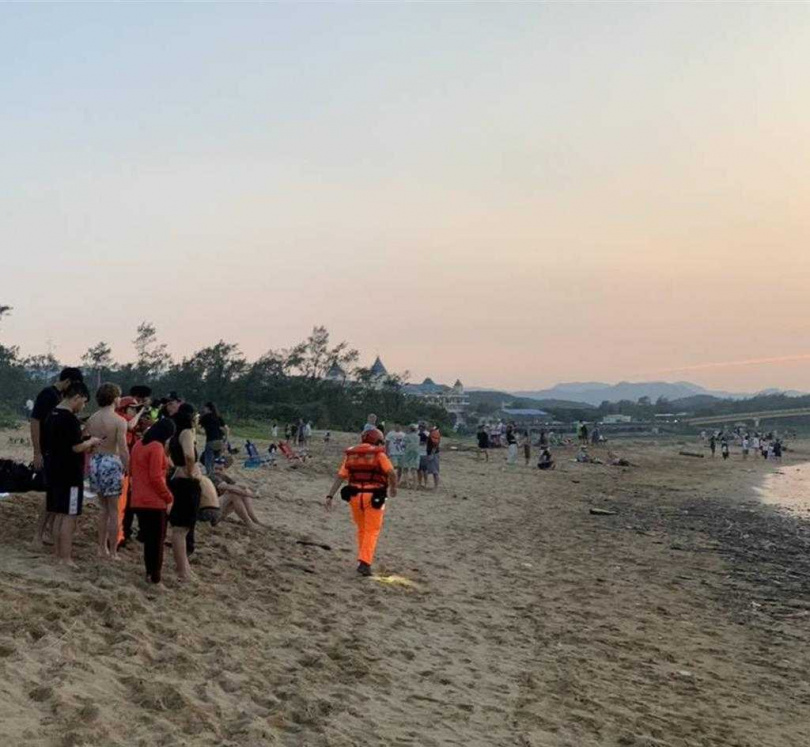 貢寮區東興宮前方海灘有美國籍遊客一行8人下水遊玩，1人被浪捲走。（圖／新北市貢寮消防分隊提供）