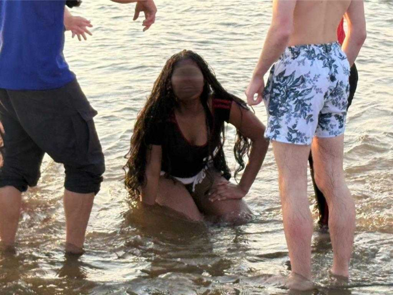 美國籍女性qdigbq落海後，被衝浪民眾救起，幸無受傷。（圖／新北市貢寮消防分隊提供）