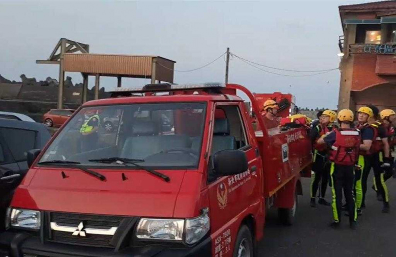 消防局和海巡人員在岸邊正分頭尋找。（圖／新北市貢寮消防分隊提供）