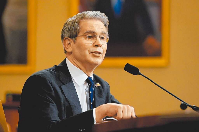 美財長貝森特11日在國會山莊眾議院聽證會上作證。(路透)