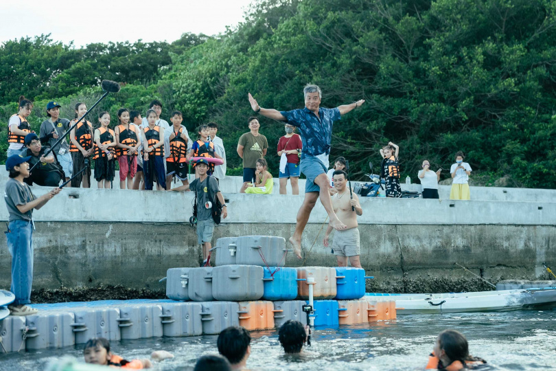 李銘順（中）搞笑以舞蹈姿勢跳港。（圖／公視提供）