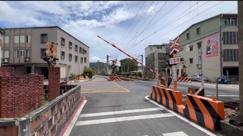 事件地點發生在頭城鎮吉祥路一處特殊設計的雙平交道地段,設有主線與支線交會的鐵道平交道。(圖/中國時報吳佩蓉攝)