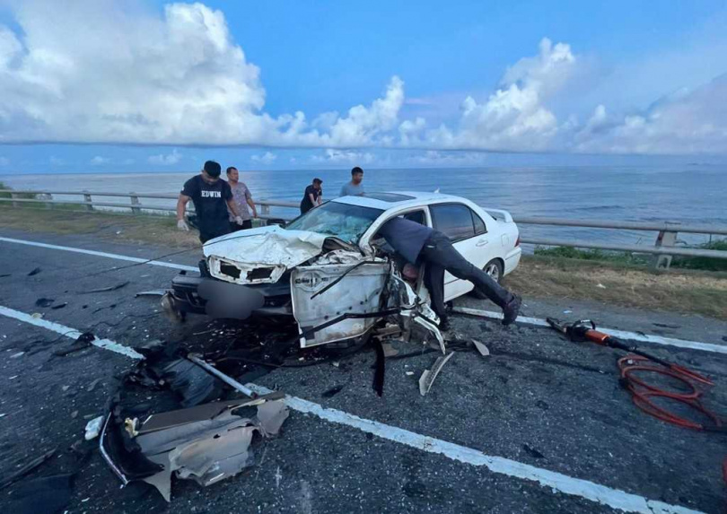 白色自小客車車頭全毀，駕駛傷勢嚴重，送醫搶救中。（圖／報系資料照）