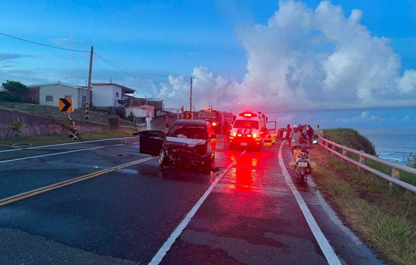 台11線事故導致交通中斷，警方在現場進行交通管制。（圖／報系資料照）