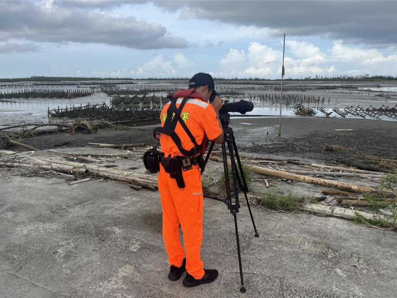 林姓男子颱風天跑到布袋好美里釣魚,遭海浪捲走失聯,今動員搜救仍一無所獲。(圖/翻攝畫面)