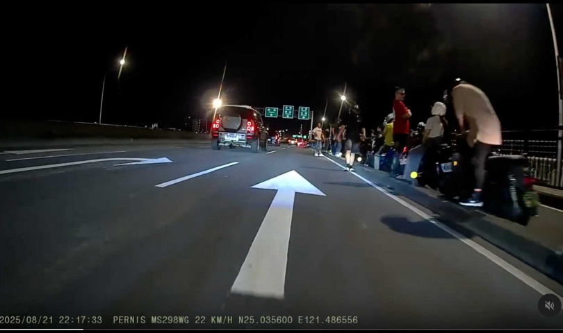 事故造成機車道無法通行。(圖/翻攝Threads/@yunnie_shiba)