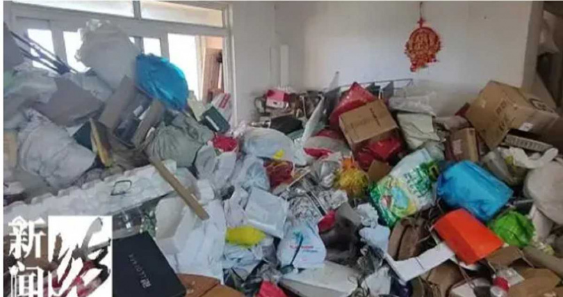 婦人除自宅外，每月還花費4500元人民幣租下兩間房屋，折合新台幣近2萬元，專門囤放撿拾廢品。（圖／翻攝自新聞坊）