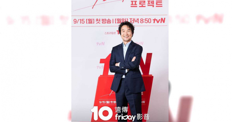 飾演詐雞店社長的韓石圭為劇學習和麵糰、裹粉的方法。（圖／friDay影音提供）