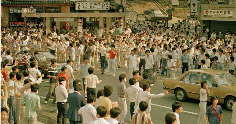 光州事件中，市民在街頭抗議軍政府鎮壓的歷史影像，至今仍是韓國社會的傷痕