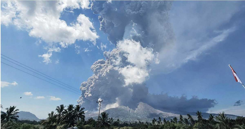 馬烏梅雷法蘭斯塞達機場受火山灰影響全面停飛，旅客在航廈內等待最新通知。