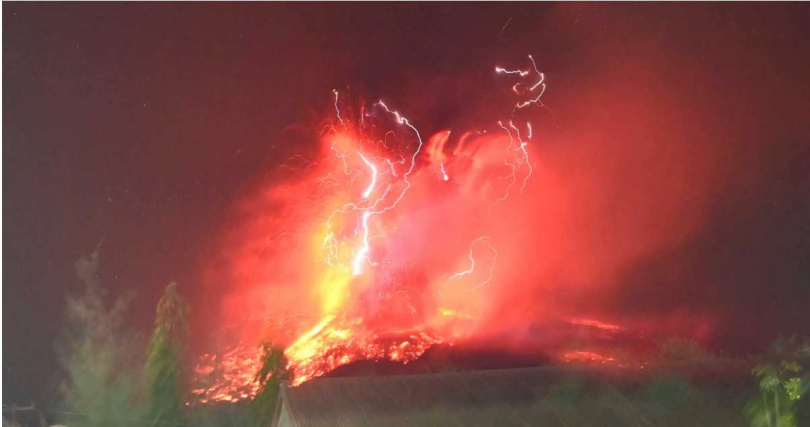監測站拍下勒沃托比火山持續噴發的畫面，當局已將警戒提升至最高等級。