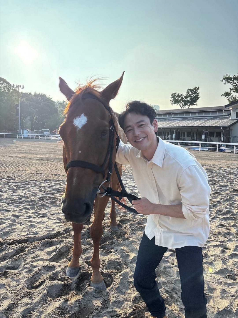 妻夫木聰和馬培養感情。(圖/翻攝自榮耀家族IG)