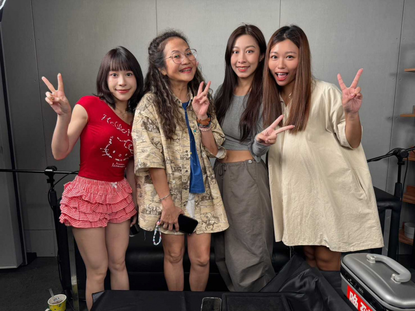 「珠珠阿姨」Kuma光臨「歡迎光靈慢慢聊」節目（左至右：油米、珠珠阿姨、凱莉、伶伶）