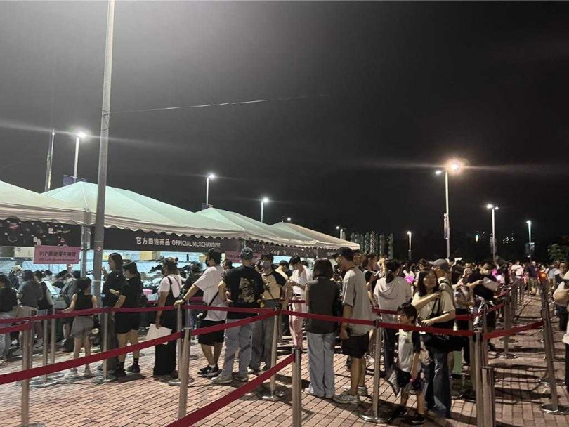 演唱會開場後，周邊商品仍有不少人排隊購買。（圖／中國時報孫伊萱攝）