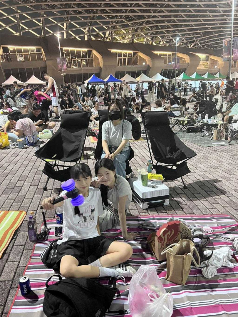 來自台中Findy與Vicky家人陪伴南下追星。(圖/中國時報孫伊萱攝)