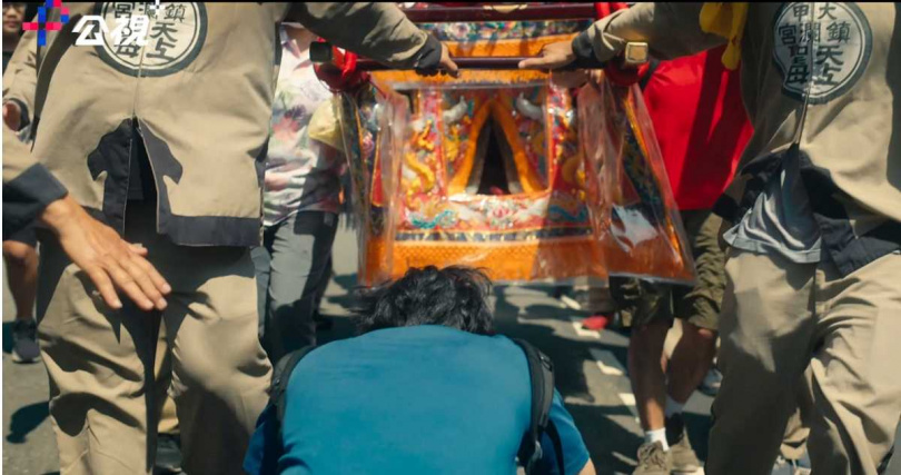 連炳發鑽大甲媽轎底。（圖／公視+）