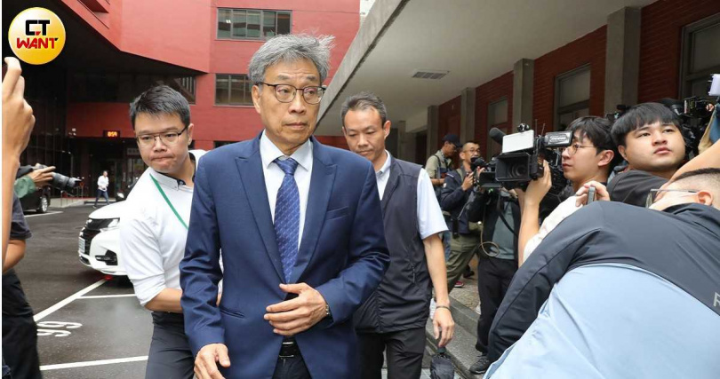 農業部長陳駿季(中)重申非洲豬瘟不會傳染給人類。(圖/周志龍攝)