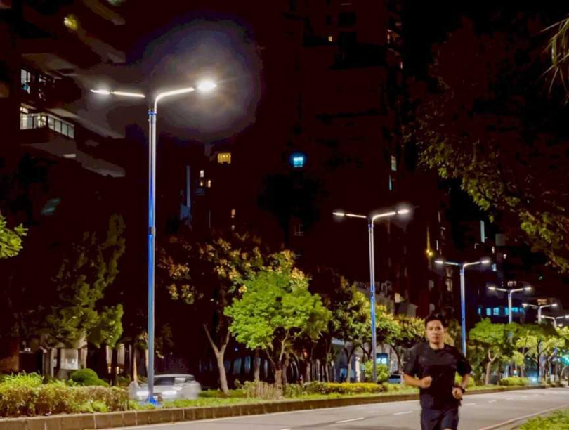 「竹北燈」點亮竹北興隆路，也給跑者一條美麗的跑道揮灑汗水。（圖／翻攝自竹北市公所媒體群組）