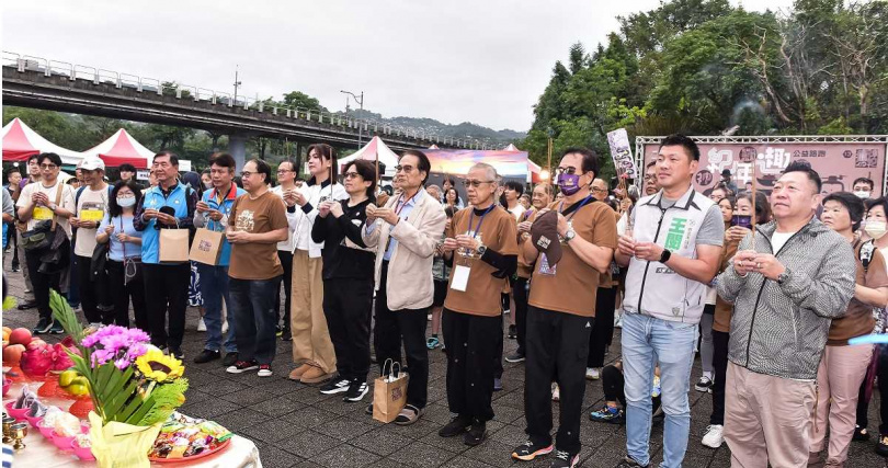 由王重正（右1）擔任《農曆三月二十三日》電影製作人，日前受邀參加「公益1025神壽盃路跑活動」，提前展開宣傳。（圖／北投映像電影有限公司提供）