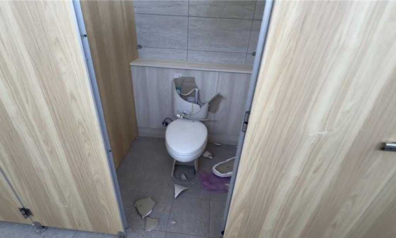 高雄茄萣運動園區興建中風雨球場的公廁，9日上午7時許被發現內部砸毀。（圖／翻攝畫面）