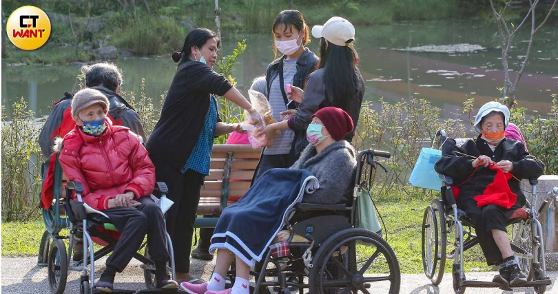 全台有近3成移工從事照護服務業，又以「家庭看護」為最大宗，在高齡化與少子化雙重海嘯來襲的台灣社會，他們是不可或缺的長照幫手。（圖／黃耀徵攝）