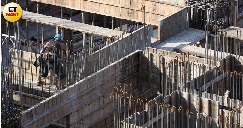 建築業屬於3K（辛苦、危險、骯髒）行業，仰仗大量移工撐起基礎建設，但管理不善是大問題，像一家以承攬公共工程聞名的營造廠，光10月就跑了200名移工，移工就業與生存亟需主管機關關心。（圖／CTWANT攝影組）