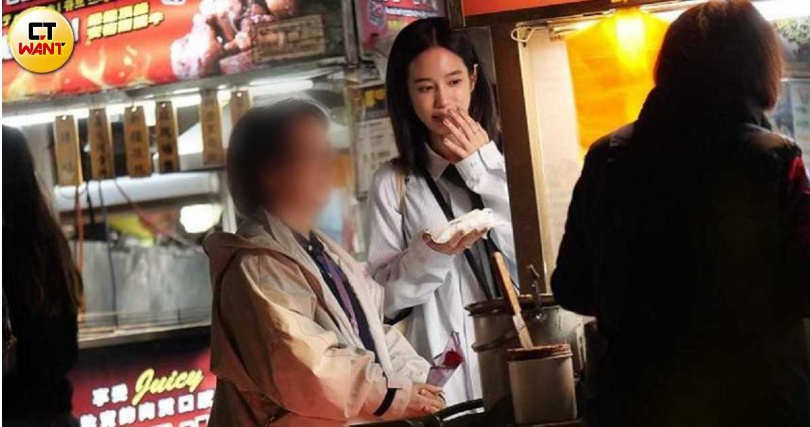 温貞菱帶著媽媽去逛夜市,沿路緊牽媽媽的手。(圖/本刊攝影組)