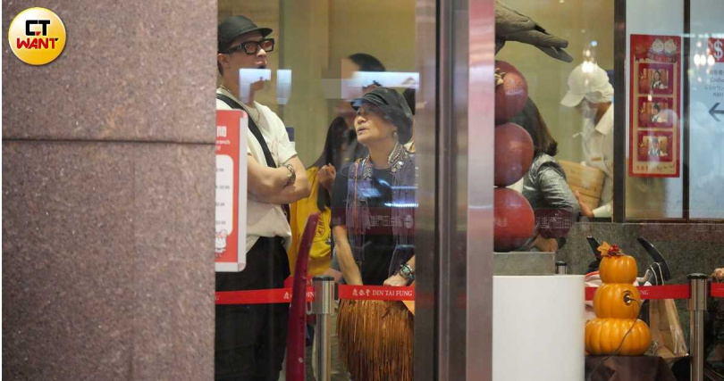 周湯豪和媽媽比莉在鼎泰豐排隊等著吃晚餐。(圖/本刊攝影組)