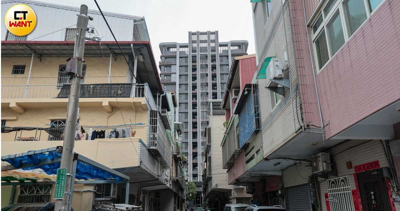 有鄰居向本刊表示，市場後方巷內原是四合院，多年前遭建商以「變價分割」方式進入拍賣程序，最終甚至有地主以每坪僅5萬元的價格被迫售出，情況慘烈。（圖／黃耀徵）