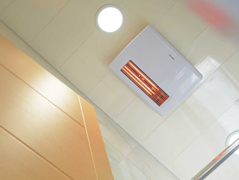 浴室是溫差劇烈的場所之一，業者推產品協助保暖又去濕。（圖片提供／ALASKA）