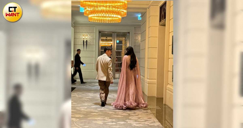 李靚蕾悄悄飄進婚宴會場。（圖／林俐瑄攝）