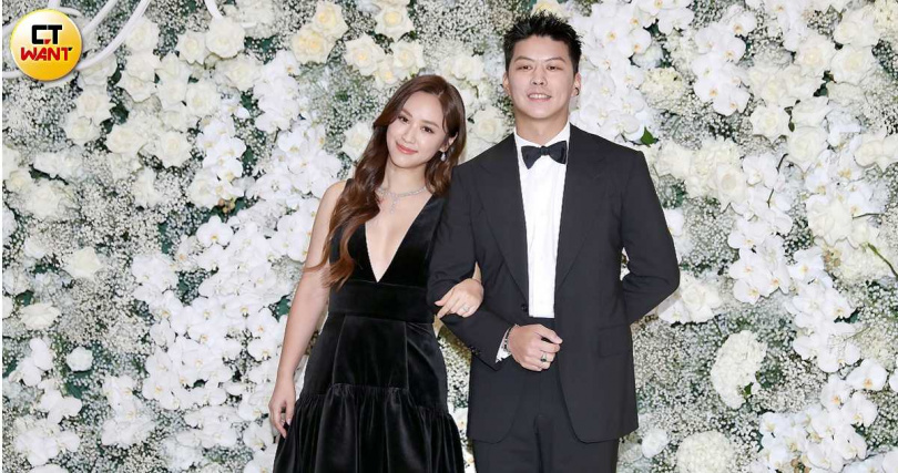 吳姍儒穿著深V禮服與老公王陽開一同出席婚宴，頗為搶鏡。（圖／侯世駿攝）