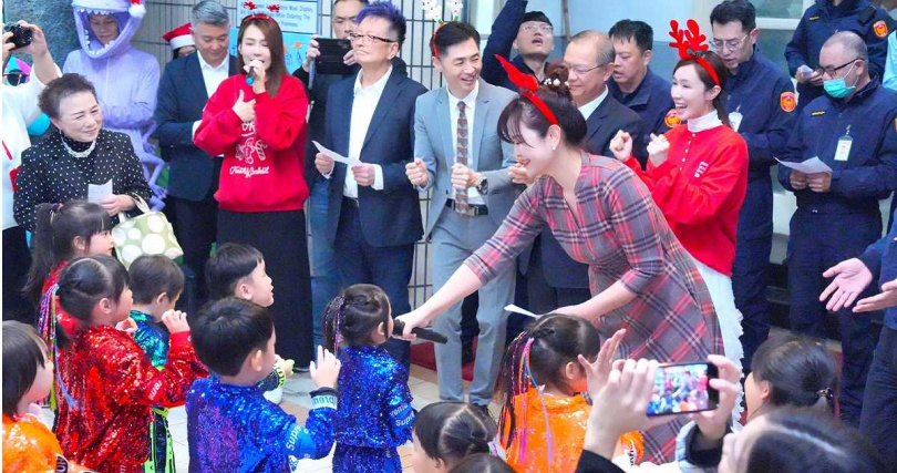 活動在藝人、員警與孩子的大合唱中圓滿落幕。（圖／藝起發光提供）
