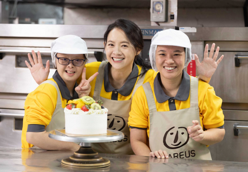 曾寶儀實際參與喜憨兒庇護工場烘焙學習,響應「高速傳愛助學計畫」。(圖/喜憨兒基金會提供)