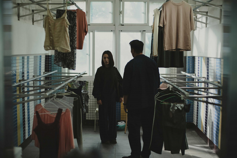 《深度安靜》林依晨（左）以極度內斂的演出刻畫角色難以言說的混亂與痛楚。（圖／風起娛樂提供）