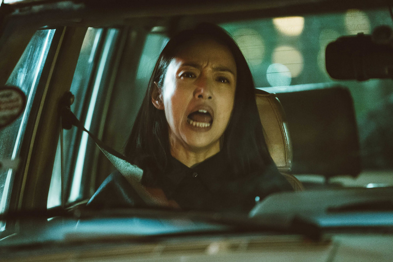 《深度安靜》林依晨（左）在車內一場情緒失控戲爆發力十足，令人屏息。（圖／風起娛樂提供）