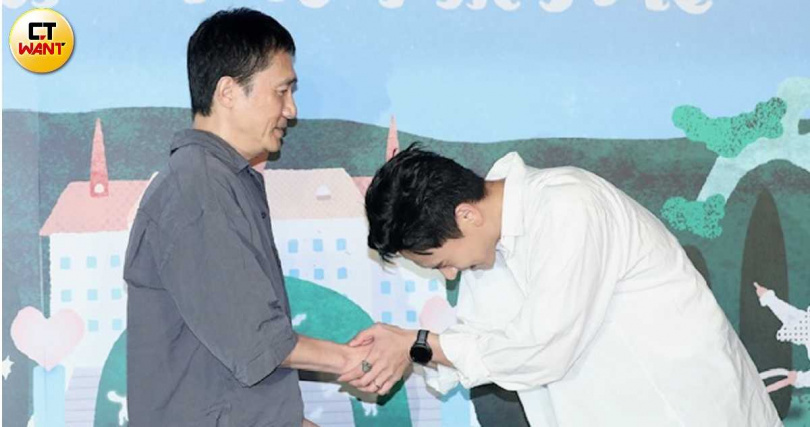 與影帝梁朝偉合照,劉冠廷格外靦腆。(圖/侯世駿攝)