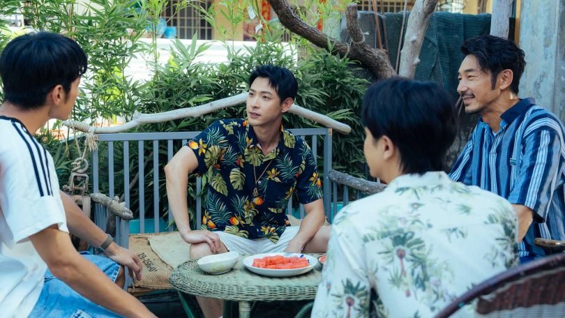 《向流星許願的我們》連晨翔（中）客串飾演欲收購民宿的網紅David，強勢登場掀起對手戲火花。（圖／有意思國際傳播、犢影制作）