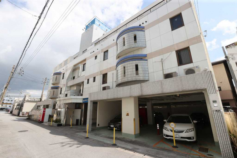 沖繩39歲女子被發現陳屍飯店,20歲美軍陸戰隊員因涉嫌搶劫殺人遭捕。