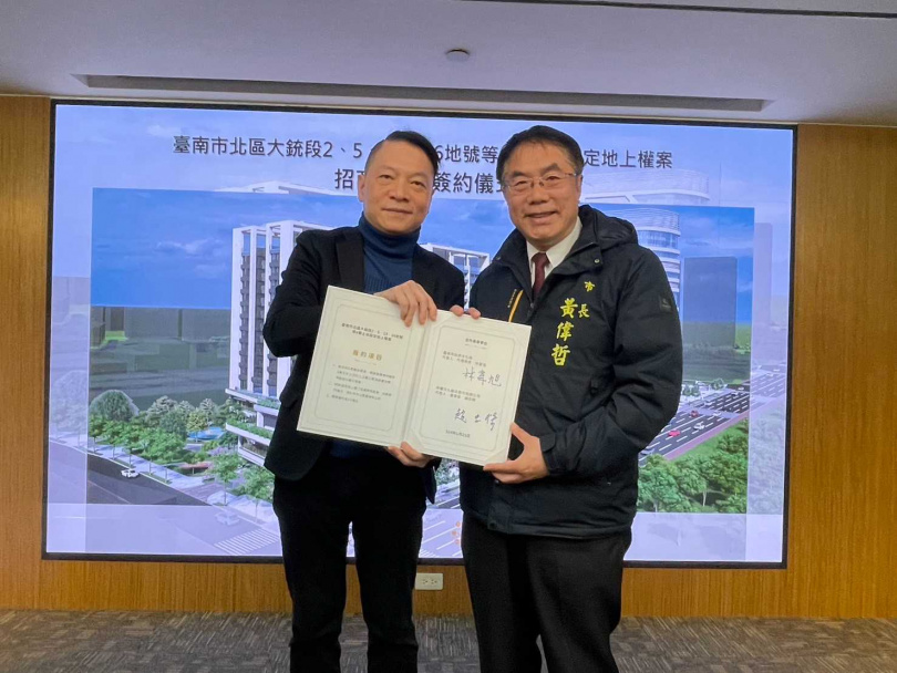 台南市長黃偉哲和林聲文化董事長趙忠傑合影。（圖片／林聲文化提供）