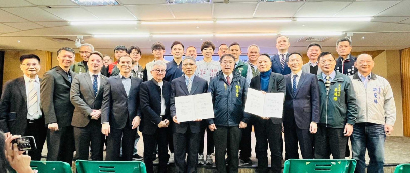 台南市長黃偉哲和林聲文化董事長趙忠傑與貴賓合影。（圖片／林聲文化提供）