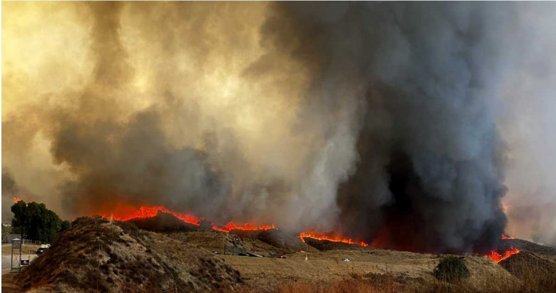 美國洛杉磯郡卡斯泰克湖又爆大規模野火,由於該地區持續颳起「聖安娜焚風」,加上茂盛濃密的灌木叢,預料火勢將進一步擴大。(圖/達志/美聯社)