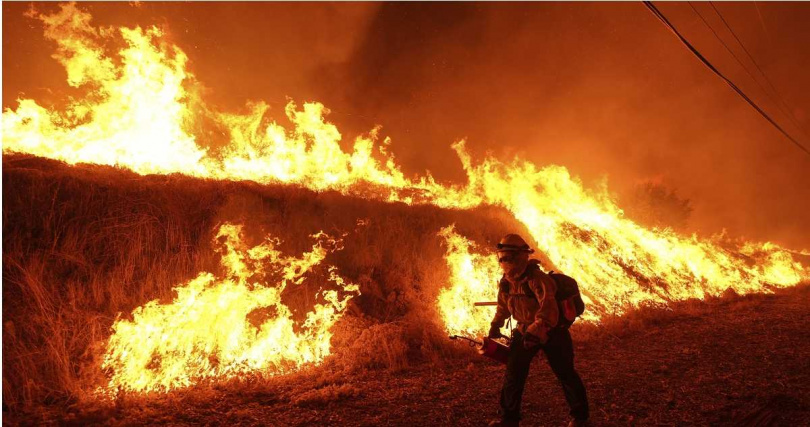 美國洛杉磯郡卡斯泰克湖又爆新一輪野火,短短數小時內,大火迅速延燒逾9000英畝,當局緊急下令強制疏散。(圖/達志/美聯社)